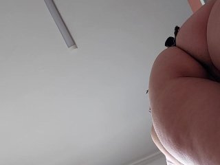 Une maman sexy prépare le petit-déjeuner, chatte poilue, gros seins.