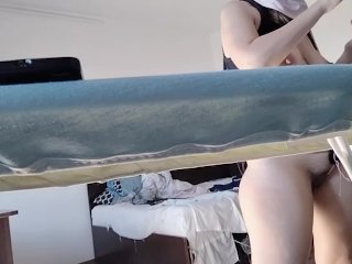 Moglie amatoriale fa le faccende domestiche nuda.