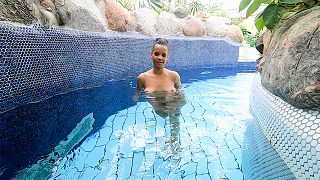 Underwater sex with an ebony girl in a swimming pool